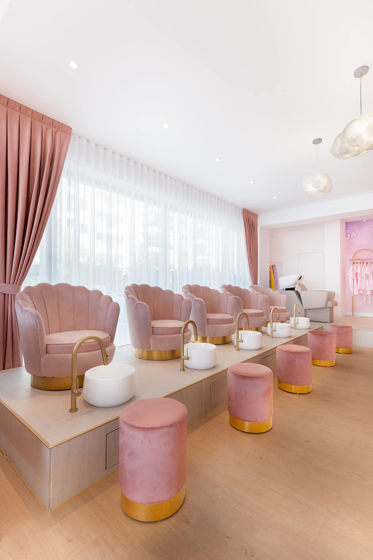 Sala de pedichiură cu lustre nori
